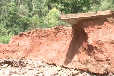 Rình rập nguy hiểm trên con đường bị lũ "khoét" tan tành