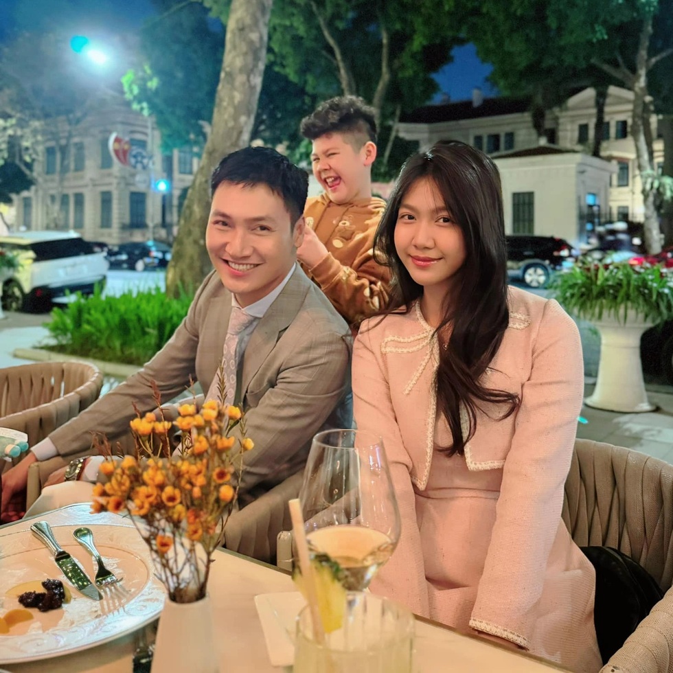Mạnh Trường nói lý do từ chối cảnh hôn: “Con gái lớn rồi, tôi ngại lắm” - 2 Mạnh Trường nói lý do từ chối cảnh hôn: “Con gái lớn rồi, tôi ngại lắm” - 2