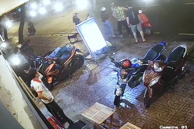 Dù được can ngăn, nam thanh niên vẫn hành hung bạn gái giữa phố