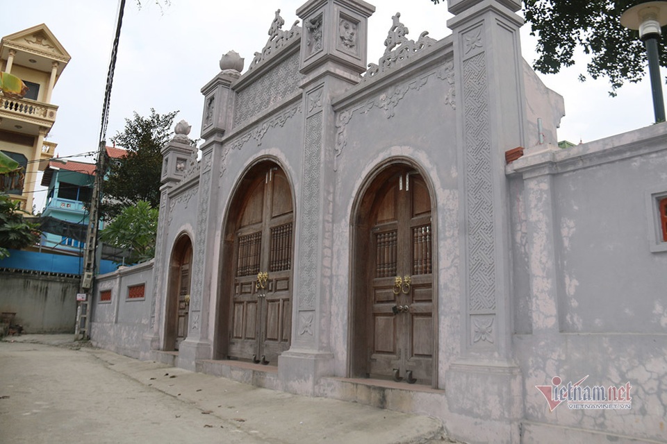 Chiêm ngưỡng bộ bàn ghế tiền tỷ đại gia dát vàng chơi Tết - 17 Chiêm ngưỡng bộ bàn ghế tiền tỷ đại gia dát vàng chơi Tết - 17