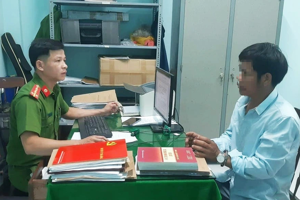 Thanh niên dâm ô bà lão 80 tuổi và hai cháu bé - 1 Thanh niên dâm ô bà lão 80 tuổi và hai cháu bé - 1