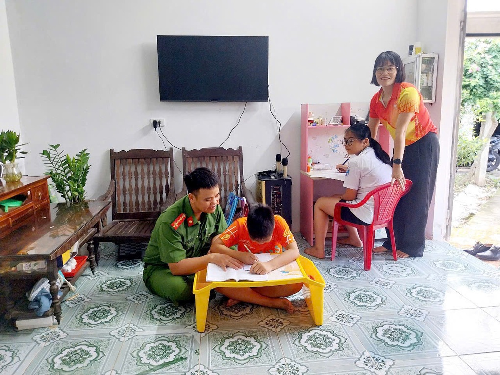 Cô giáo lao xuống sông cứu nữ sinh là kiện tướng quốc gia về bơi lội - 3 Cô giáo lao xuống sông cứu nữ sinh là kiện tướng quốc gia về bơi lội - 3