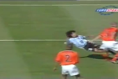 Ortega húc đầu vào Van Der Sar