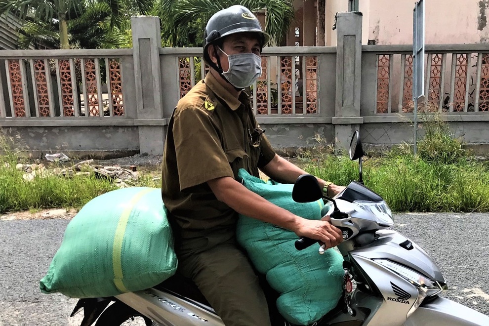 Công an viên bỏ tiền túi mua gạo hỗ trợ dân khó khăn vì dịch - 1 Công an viên bỏ tiền túi mua gạo hỗ trợ dân khó khăn vì dịch - 1