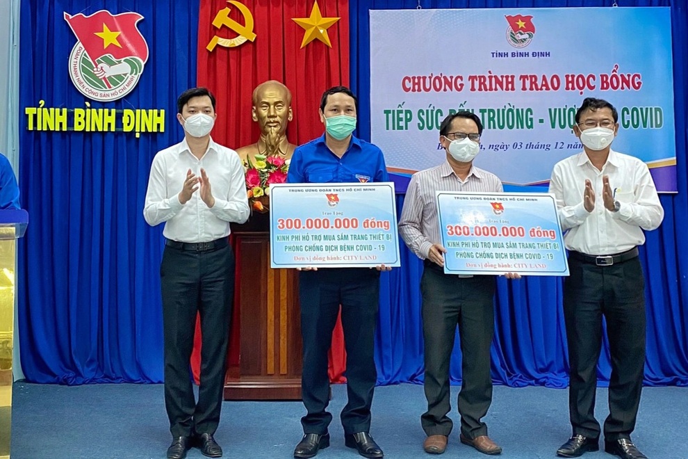 Bí thư Trung ương Đoàn trao học bổng Tiếp sức đến trường, vượt qua Covid-19 - 4 Bí thư Trung ương Đoàn trao học bổng Tiếp sức đến trường, vượt qua Covid-19 - 4