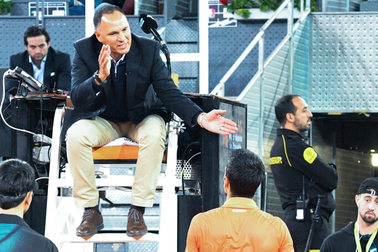 Djokovic phản ứng với trọng tài ở Madrid Open