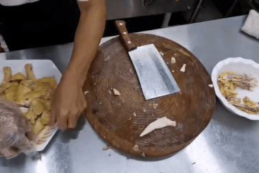 Mẹo chặt gà siêu nhanh, siêu đẹp như đầu bếp