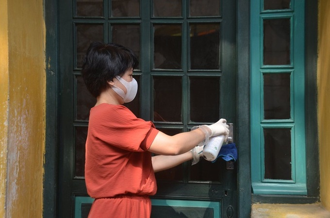 Hà Nội tiến hành tiêu độc khử trùng các khu di tích để đảm bảo an toàn cho du khách giữa mùa dịch Covid-19 - Ảnh 3. Hà Nội tiến hành tiêu độc khử trùng các khu di tích để đảm bảo an toàn cho du khách giữa mùa dịch Covid-19 - Ảnh 3.