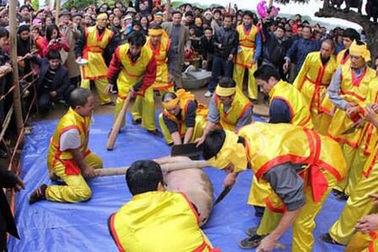 Những lễ hội tại Việt Nam khiến người xem... rùng mình