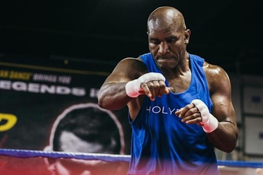 Evander Holyfield vượt qua kiểm tra y tế, sẵn sàng thượng đài với Belfort