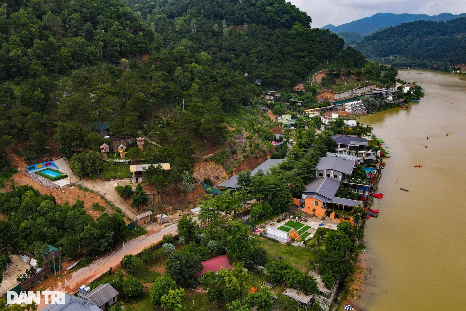 Homestay vây kín hồ Đồng Đò, nhiều dấu hiệu sạt lở đường ven bờ sau mưa - 4 Homestay vây kín hồ Đồng Đò, nhiều dấu hiệu sạt lở đường ven bờ sau mưa - 4