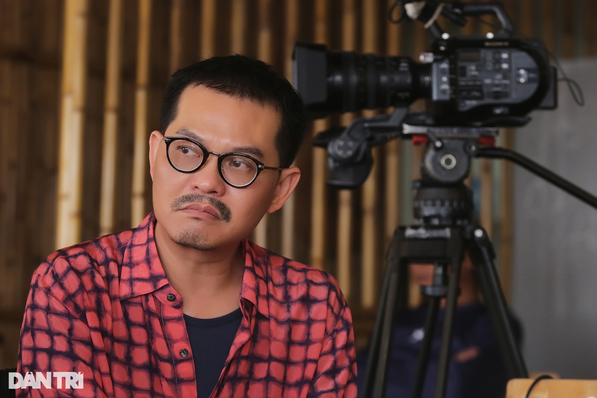 NSND Trung Hiếu cười tít mắt khi được Hoàng Hải trang điểm vào vai đại gia - 10 NSND Trung Hiếu cười tít mắt khi được Hoàng Hải trang điểm vào vai đại gia - 10