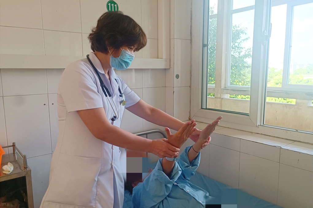 Cô gái 19 tuổi bị tổn thương thần kinh cổ vì hít bóng cười suốt 4 tháng - 1 Cô gái 19 tuổi bị tổn thương thần kinh cổ vì hít bóng cười suốt 4 tháng - 1