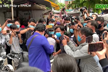 Diễn viên Công Hậu bị vây kín khi đến viếng danh hài Chí Tài