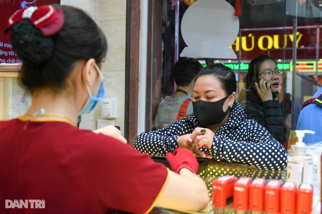 Người dân Hà Nội xếp hàng từ 3h sáng mua vàng ngày vía Thần Tài - 21