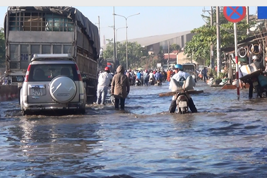 Triều cường dâng bất thường, cửa ngõ phía Tây Sài Gòn tê liệt