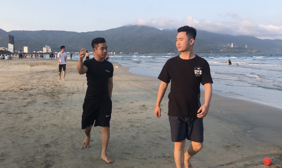 Đà Nẵng: Lo ngại dịch Covid-19 nhưng người dân vẫn ra biển giải khuây - 6 Đà Nẵng: Lo ngại dịch Covid-19 nhưng người dân vẫn ra biển giải khuây - 6