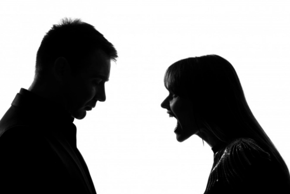 Chồng ép vợ nói 1.000 lời yêu mỗi ngày vì mắc bệnh hoang tưởng - 1