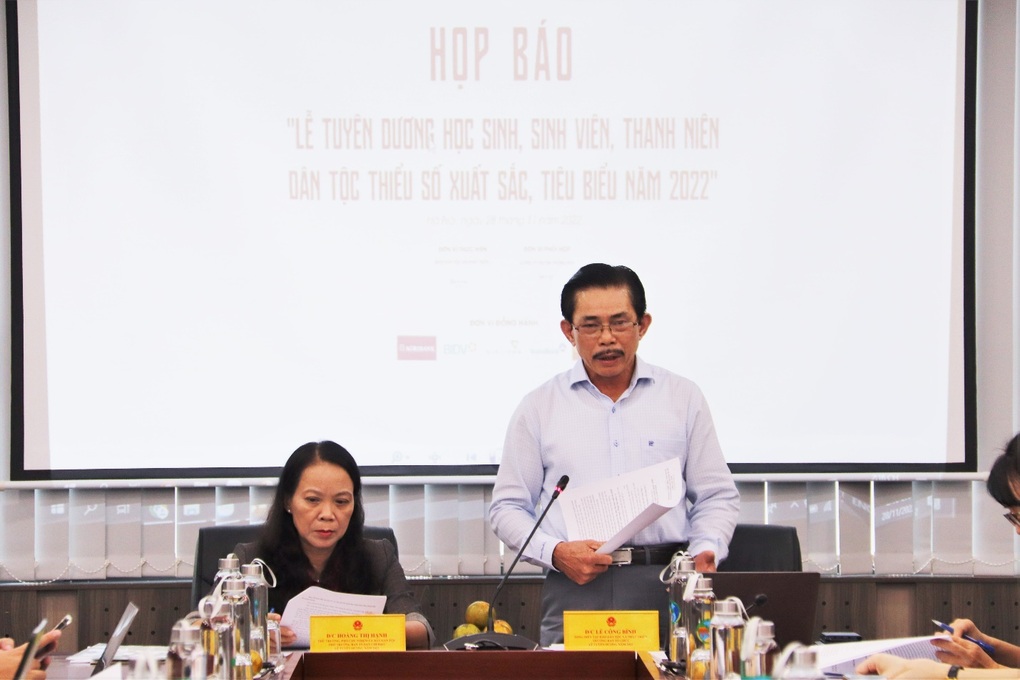 Sinh viên dân tộc thiểu số từng được biểu dương, nay có lương nghìn đô - 2 Sinh viên dân tộc thiểu số từng được biểu dương, nay có lương nghìn đô - 2