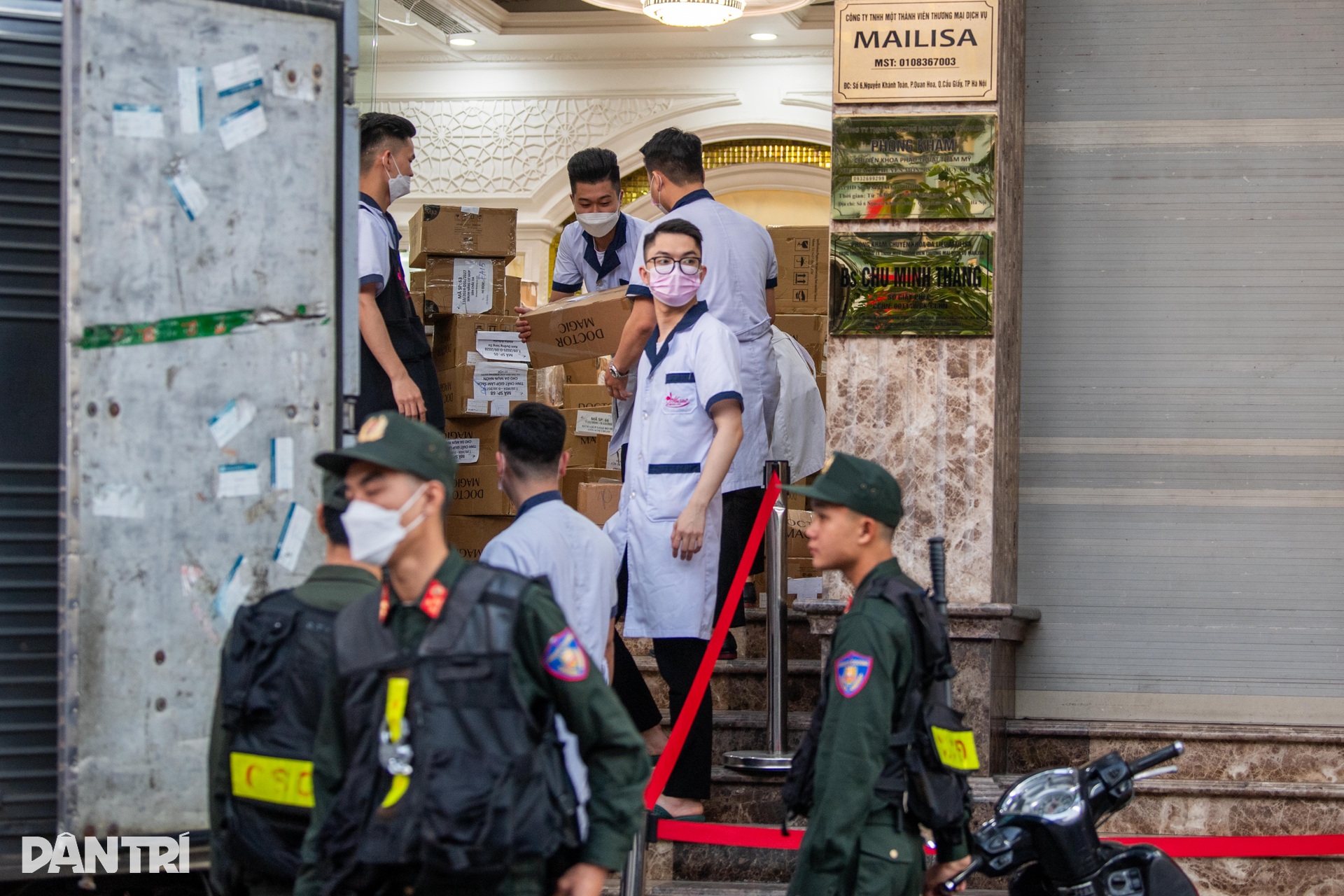 Cảnh sát chuyển hàng trăm thùng đồ rời Mailisa Hà Nội sau 7 tiếng làm việc - 2 Cảnh sát chuyển hàng trăm thùng đồ rời Mailisa Hà Nội sau 7 tiếng làm việc - 2