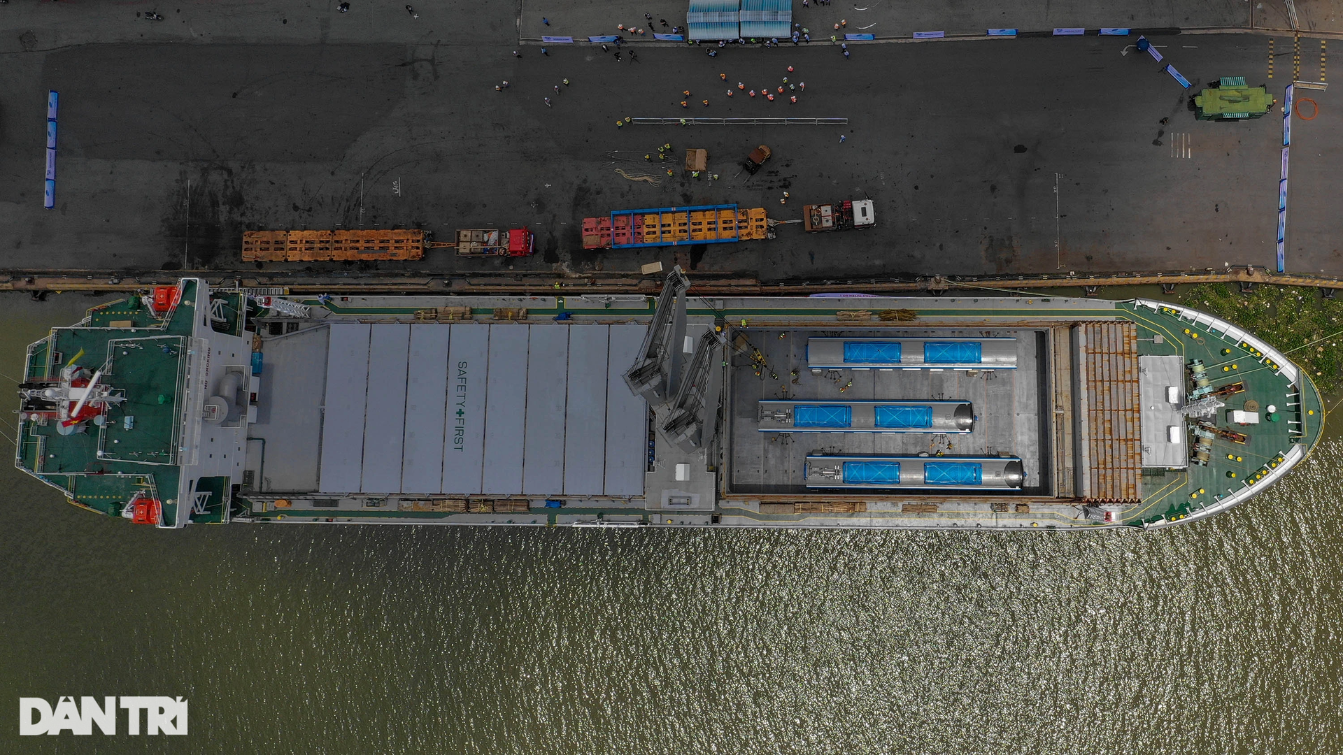 Cận cảnh hai đoàn tàu cuối cùng của tuyến metro số 1 về tới TPHCM - 11