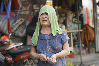 Người dân TPHCM chịu nắng nóng gay gắt trong 2 ngày cuối tuần