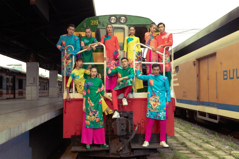 Dàn chân dài rực rỡ sắc màu đón năm mới - 4