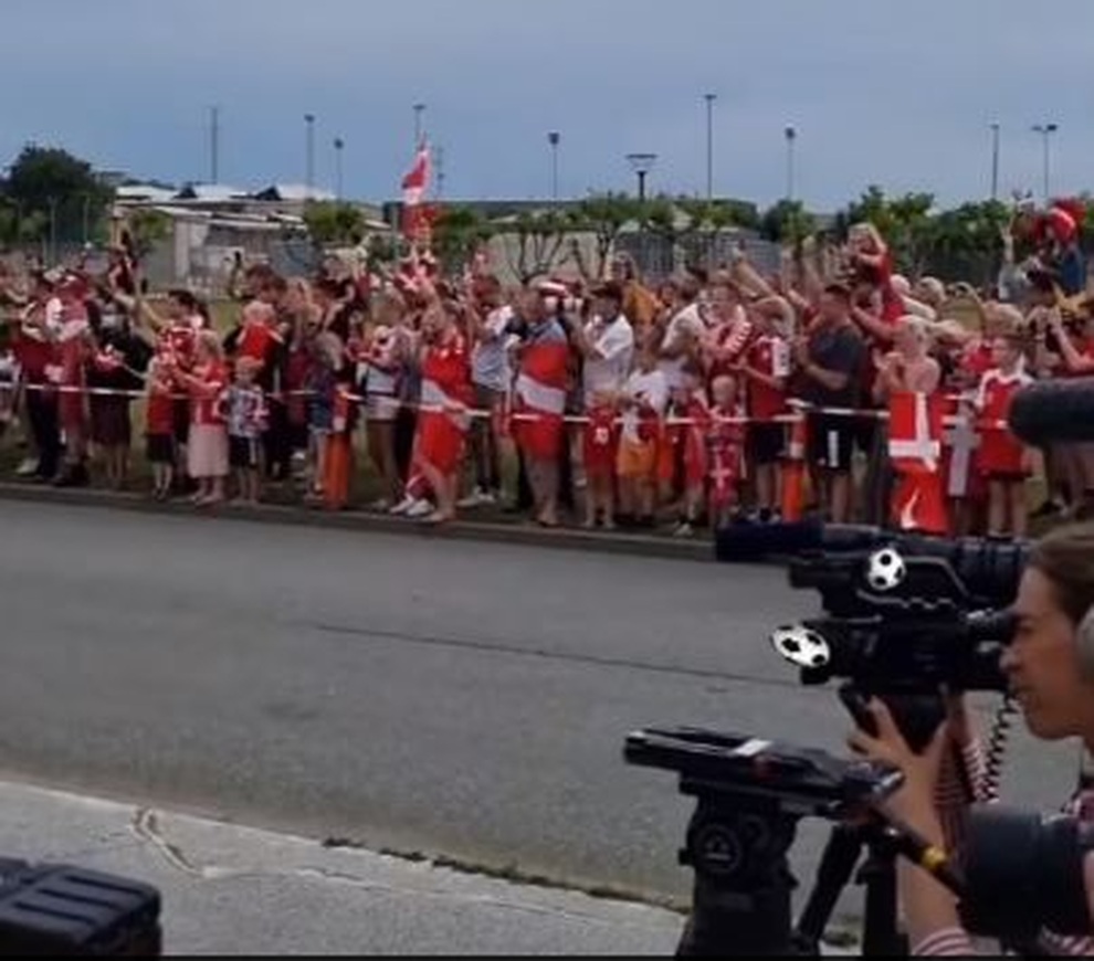 Cổ động viên chào đón tuyển thủ Đan Mạch trở về nhà như người hùng - 3