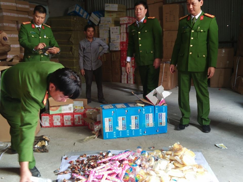 Cảnh sát phát hiện hơn 20 tấn hàng nhập lậu trên cao tốc Hà Nội - Lào Cai - 2 Cảnh sát phát hiện hơn 20 tấn hàng nhập lậu trên cao tốc Hà Nội - Lào Cai - 2
