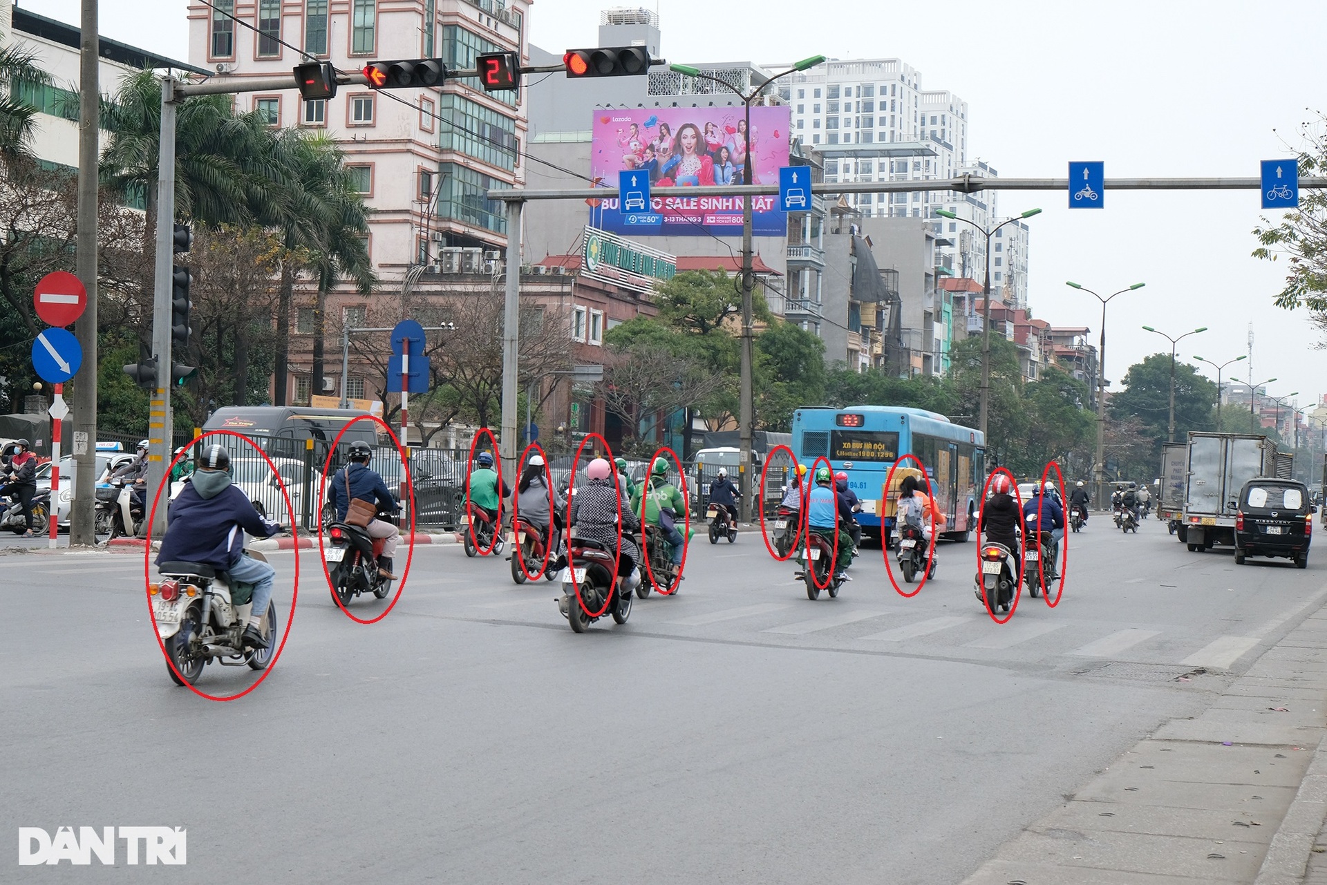 1001 kiểu vượt đèn đỏ tại Hà Nội - 9 1001 kiểu vượt đèn đỏ tại Hà Nội - 9