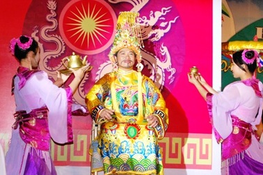 Thưởng lãm cảnh dâng trà trong triều đình xưa