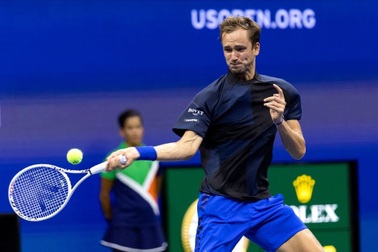 Medvedev vững vàng đi tiếp, Auger-Aliassime thành khán giả