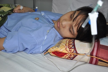 Nữ sinh trường ĐH Vinh nguy cơ cắt bỏ chân vì tai nạn giao thông