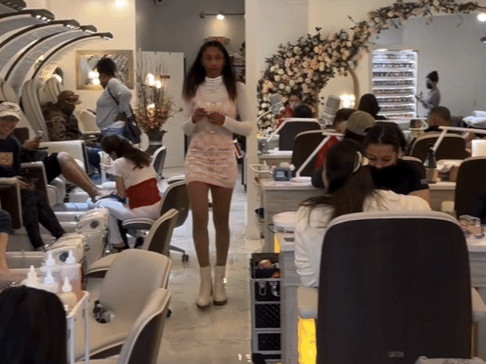 Khách Mỹ chờ 5 tiếng để thợ Việt làm cho bộ móng giá 3,7 triệu đồng - 4 Khách Mỹ chờ 5 tiếng để thợ Việt làm cho bộ móng giá 3,7 triệu đồng - 4