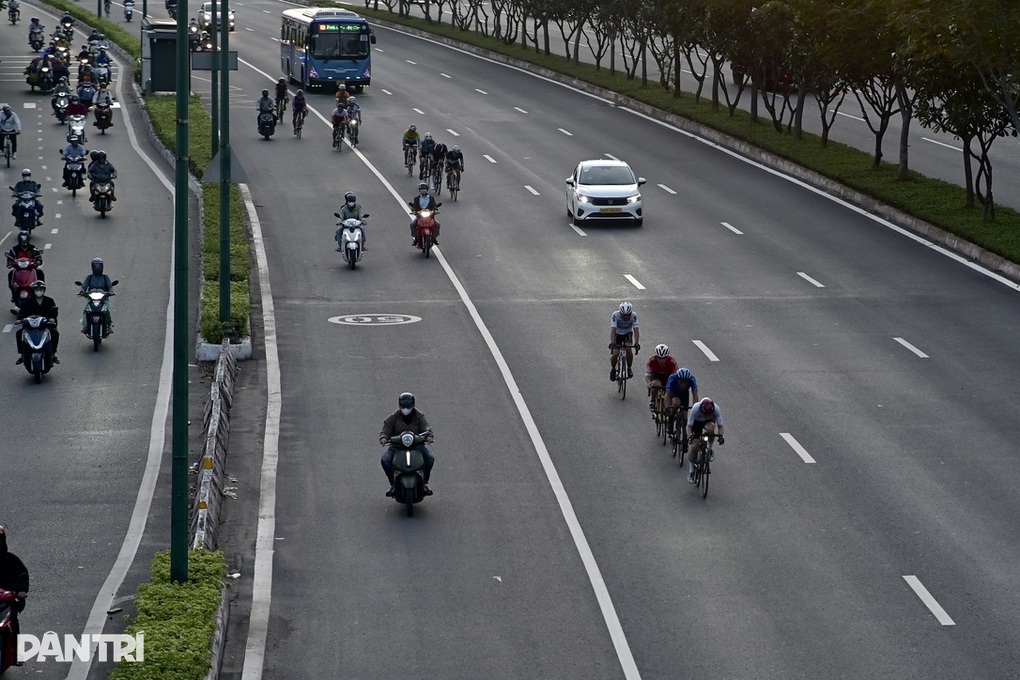 Xe đạp vượt đèn đỏ, chạy vào làn ô tô trên đại lộ ở TPHCM - 1 Xe đạp vượt đèn đỏ, chạy vào làn ô tô trên đại lộ ở TPHCM - 1