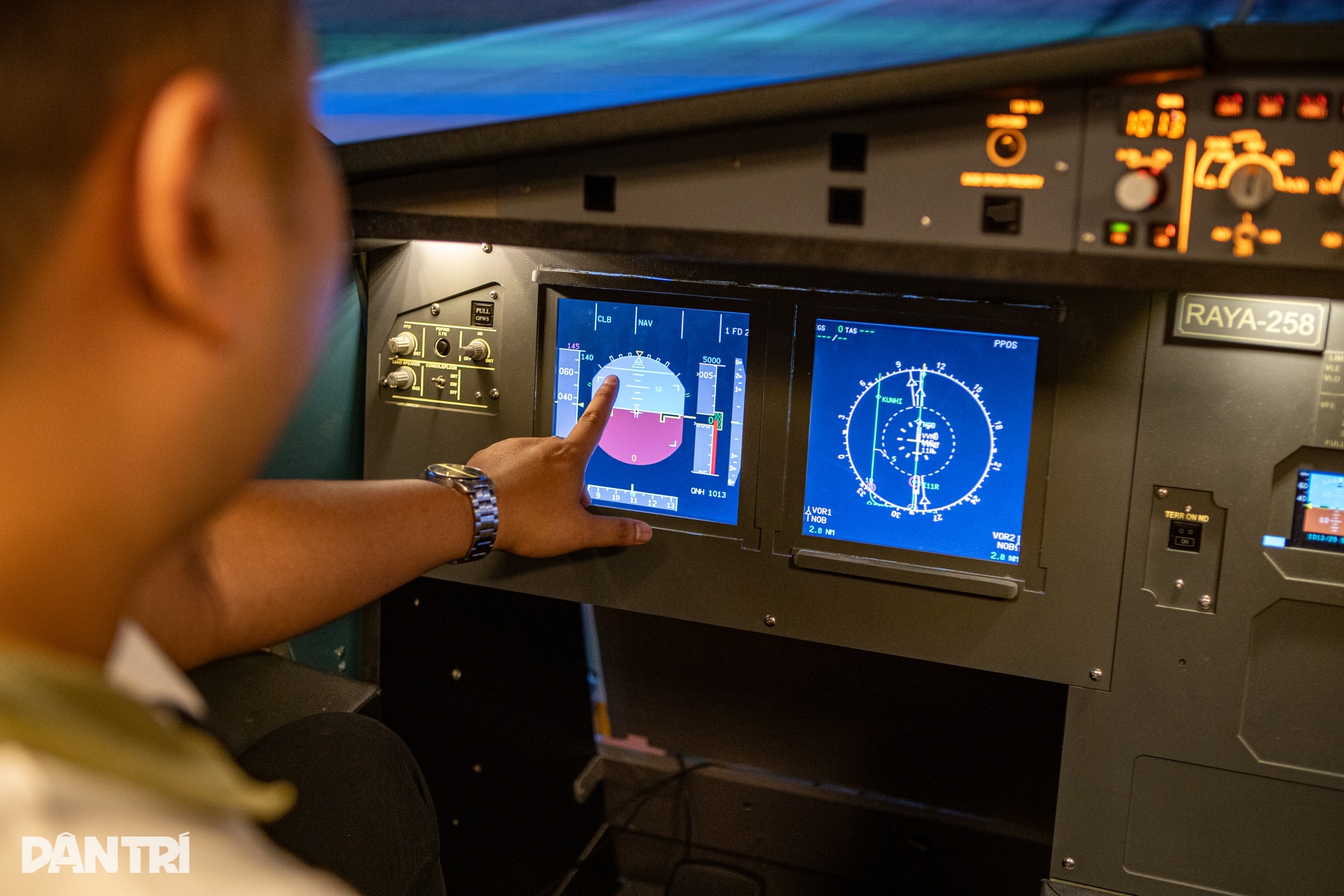 Người Hà Nội chi tiền triệu lái máy bay Airbus cảm giác rung lắc như thật - 11 Người Hà Nội chi tiền triệu lái máy bay Airbus cảm giác rung lắc như thật - 11