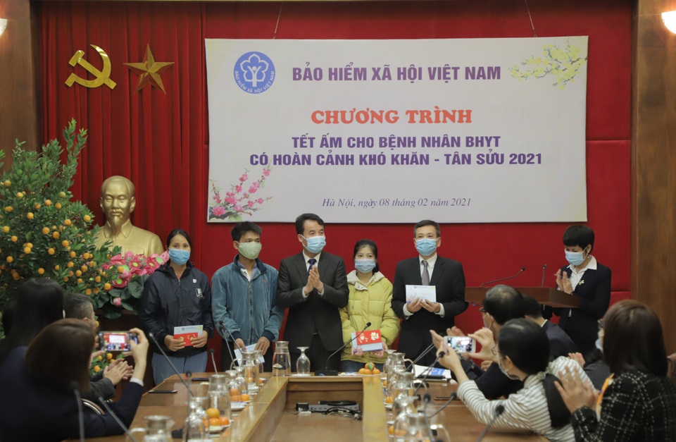 Mang Tết ấm tới gần 1.000 bệnh nhân có thẻ BHYT gặp khó khăn - 1 Mang Tết ấm tới gần 1.000 bệnh nhân có thẻ BHYT gặp khó khăn - 1