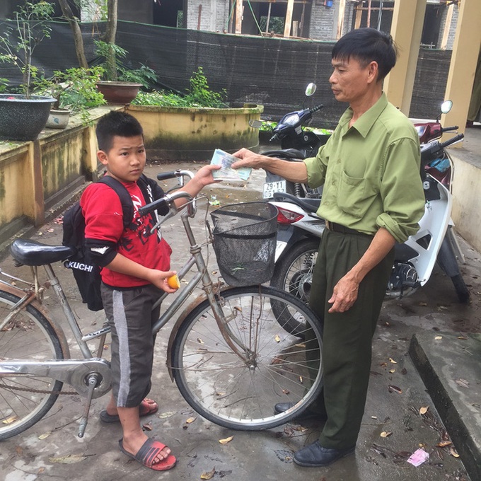 Học sinh lớp 4 nhặt được tiền rơi, đạp xe hơn 1km tới gửi công an - Ảnh 1. Học sinh lớp 4 nhặt được tiền rơi, đạp xe hơn 1km tới gửi công an - Ảnh 1.