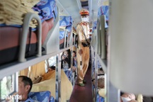 Chở 40 người trên xe 29 chỗ, lái xe và chủ xe khách bị phạt 27,5 triệu đồng