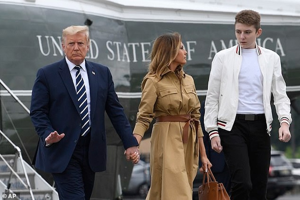 Cậu út nhà Trump cao 2,01m, phong thái ngày càng chững chạc - 6 Cậu út nhà Trump cao 2,01m, phong thái ngày càng chững chạc - 6