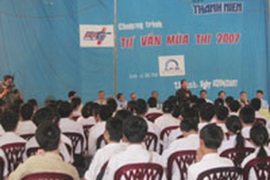 Hàng trăm học sinh Nghệ An tham gia tư vấn mùa thi 