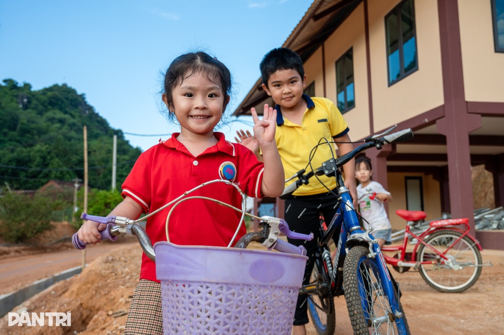Làng Nủ sau bão: Từ nước mắt tang thương đến nụ cười hồi sinh - 19 Làng Nủ sau bão: Từ nước mắt tang thương đến nụ cười hồi sinh - 19