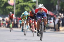 Dàn xe "khủng" chở đoàn đua xe đạp cúp truyền hình TPHCM gặp tai nạn