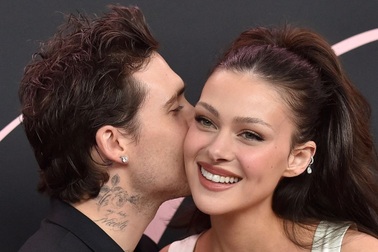 Brooklyn Beckham tuyên bố "luôn chọn vợ" giữa ồn ào rạn nứt với cha mẹ