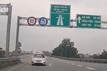 Không sợ chết, tài xế ngang nhiên lái xe đi ngược chiều trên đường cao tốc