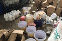 Phát lộ xưởng sản xuất nước giặt xả "ngoại" mang công nghệ... "xô chậu"