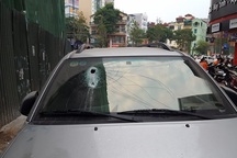 Hà Nội: Thanh sắt từ công trình xây dựng rơi xuống đâm thủng kính ô tô