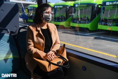 Người dân thủ đô trải nghiệm tuyến xe buýt điện đầu tiên tại Việt Nam