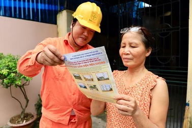 Những người "ăn cơm dưới đất, làm việc trên trời"