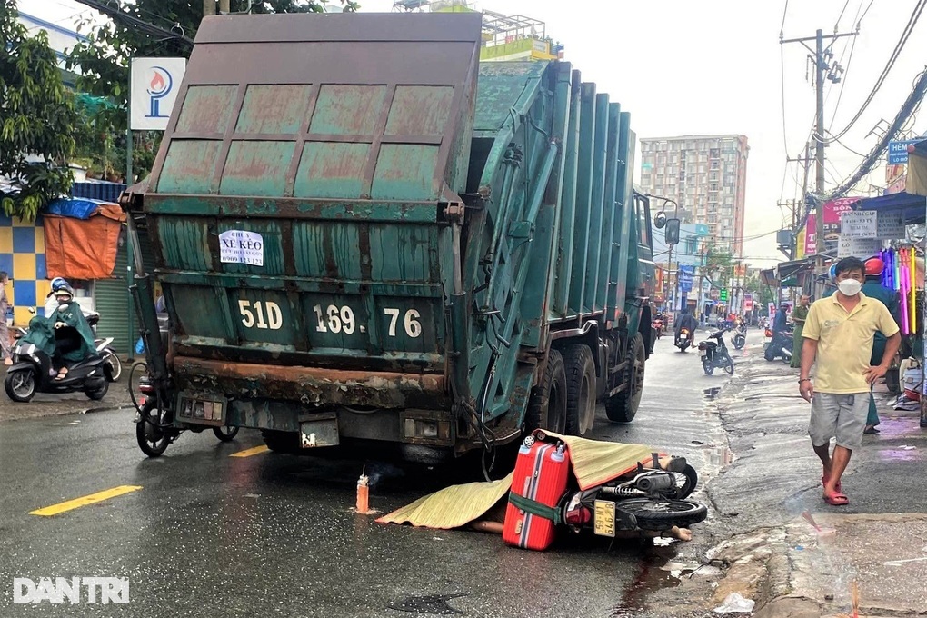 Va chạm với xe chở rác, người đàn ông tử vong tại chỗ - 1 Va chạm với xe chở rác, người đàn ông tử vong tại chỗ - 1